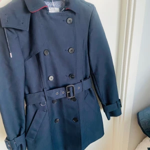 Höst/vårjacka från Zara  - Säljer min fina höst/vårjacka i marinblått tyg från Zara. Den är använd ett fåtal gånger och har inget att anmärka på❤️ Den är i stl xs och går precis nedanför rumpan, den har även en bra snygg luva🎈Nypris 800:- 