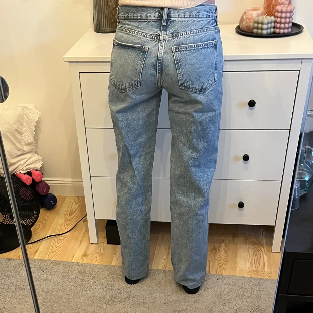 Lågmidjade jeans från Ginatricot, ljusblåa. Midjemått 37,5, innebenslängd 79. Raka i modellen.. Jeans & Byxor.