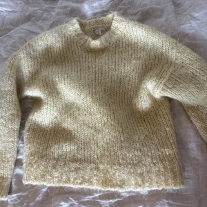 Stickad mohair tröja - Så fin från H&M i mohair blend. Ljusgul. Strl XS men oversized i modellen så passar även S utan problem! 