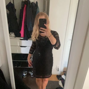 Spetsklänning - Jättefin spetsklänning ifrån Lindex. Knappt använd, jättefint skick! Strl.L men passar både L och M! Använd köp nu!💕