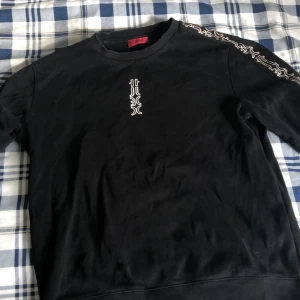 Hugo boss tröja som inte tillverkas mer mycket snygg - Boss tröja tycker inte om den men de gör säkert du storlek M passar S  