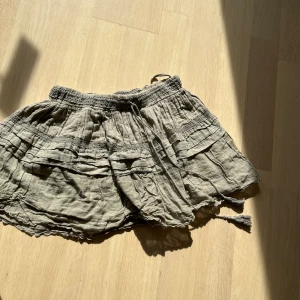 Kjol - Jättefin kjol från zara med massa olika söta detaljer