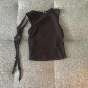 Linne med detalj - Säljs då den ej kommit till användning!