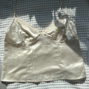 sidentopp - Så söt sidentopp från hm i storlek S som tyvärr inte passar mig längre :( Har dragkedja & är knappt använd💓