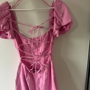 mini klänning zara med öppen rygg  - Super fin klänning från zara som tyvärr inte passar mig längre. Använts endast en gång 