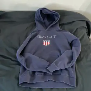 Gant hoodie som endast är använd 1 gång, har inga defekter och ser helt ny ut💕 pris kan diskuteras 