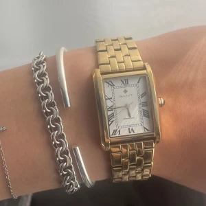 gant klocka - säljer min gant klocka. helt oanvänd, säljer för att jag inte längre använder guld. nypris 2300