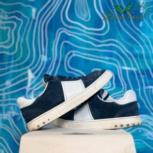 Valentino Flycrew - Feta flycrews i den eftertraktade färgen navy!  Dessa är i storlek 39, passar upp till storlek 40  🛑Spricka på skosulan löser bild i pm🛑 Box och en dustbag ingår 📦   Har du frågor eller vill veta mer? Tveka inte att kontakta!🌴 