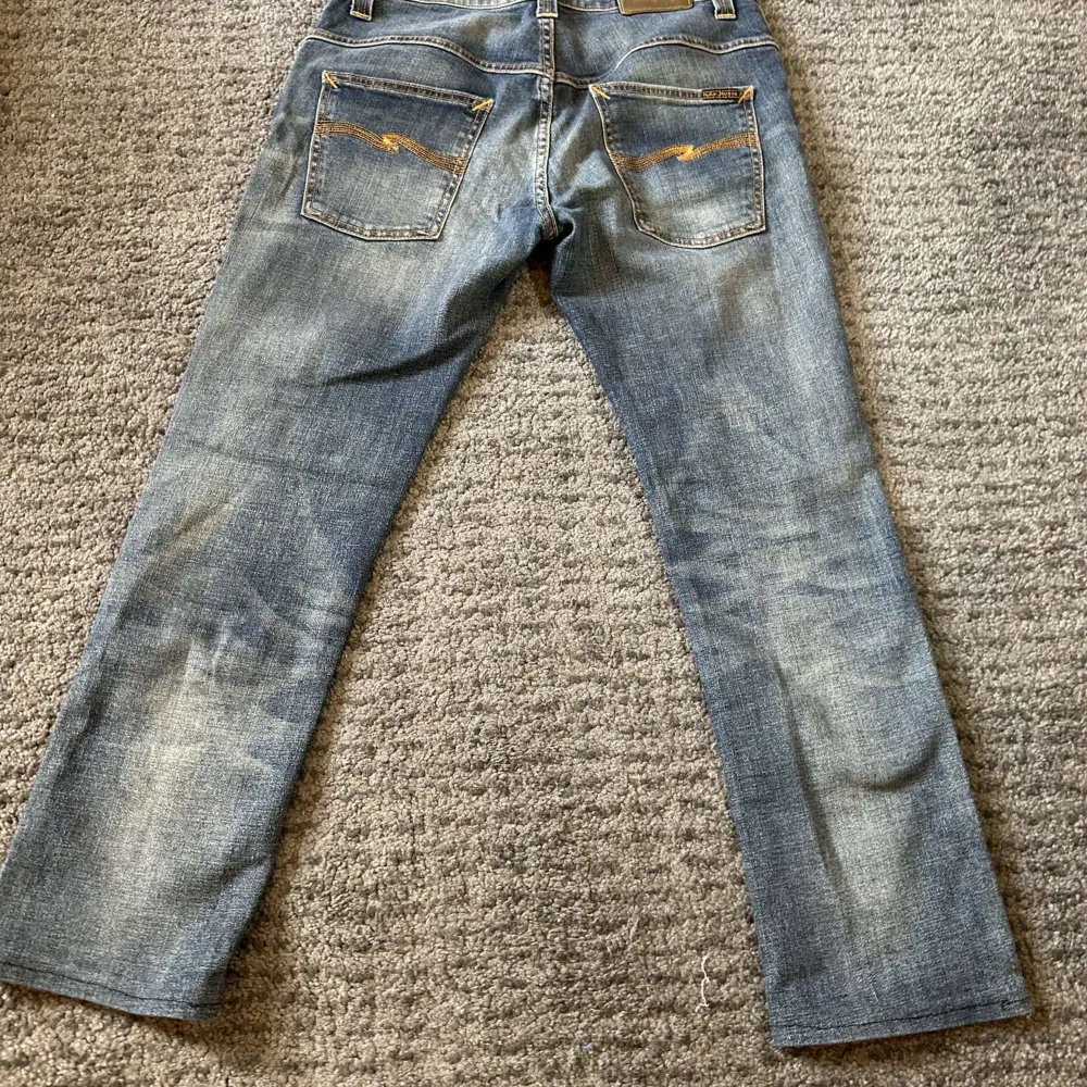 Ett par riktigt feta nudie jeans i modellen thin Finn (slim). Det står att jeansen är i storlek W31 L32 men dom är uppklippta till ca W31 L30-31 . jeansen är i mycket bra skick och hög kvalitet. Priset kan diskuteras vid snabb affär. Jeans & Byxor.