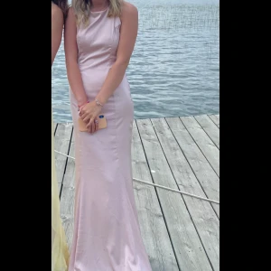 Bak Klänning  - Super fin balklänning från Nelly i storlek 36💗💗 Lång och bra i längden (jag är 175cm lång).