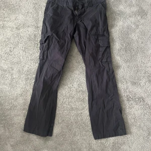 Dickies cargo  - Köpta på secondhand men väldigt fint skick! Det är storlek 30/31 