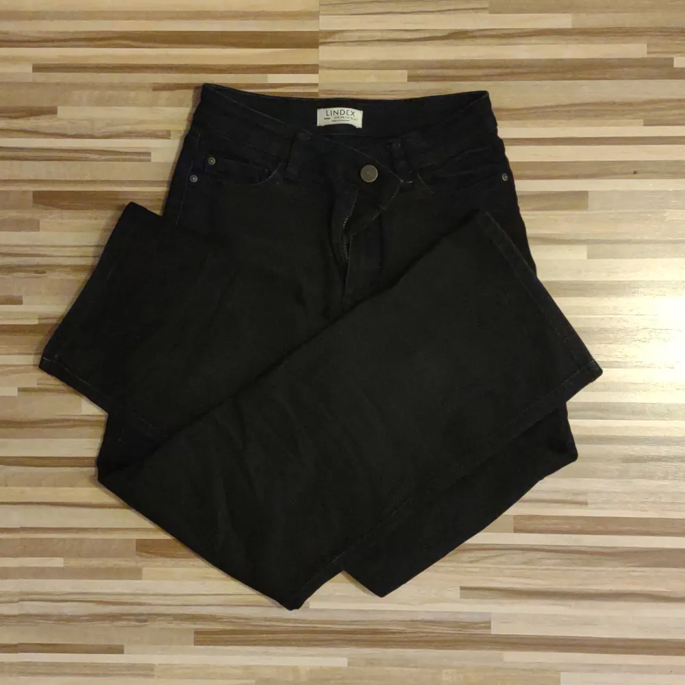 Svarta jeans från Lindex 💕  Vanja, storlek: 146 Köp gärna fler av mina kläder för nice paketpriser! . Jeans & Byxor.