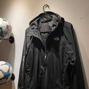 The North Face jacka  - Säljer nu min riktigt snygga north face jacka 🤩den är i perfekt skick utan några hål eller deffekter 🧥passar nog om du är runt 163-173 👌