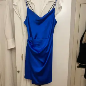 Blå silkes klänning 