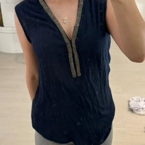 marinblå topp - en snygg marinblå topp med detaljer från Saint Tropez. strl S, inga defekter