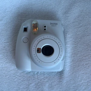 Instax mini 9 polaroidkamera - Använd ett par gånger men är i bra skick utan repor. Det finns 9 bilder kvar i kameran. Betalning sker via swish