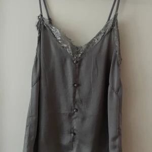 Sidenlinne  - Jättefint sidenlinne i grått, står m men passar mig som xs/s 