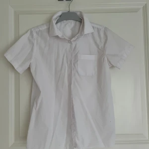 Kortärmad skjorta - Skjorta köpt i England från en skoluniform! Aldrig använt! Perfekt skick och bra material 