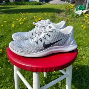Riktigt bekväma Nike inomhus skor för aktivitet. Storlek 44. För små för mig numera. Relativt bra skick. Pris kan diskuteras.