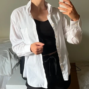 Vit skjorta  - Vit skjorta från Zedan. Storlek M, men liten i storlek, passar även XS-S om man vill att den sitter lite lösare. 