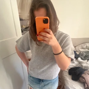 Kortärmad stickad tröja - Nyskick helt utan defekter då aldrig använd