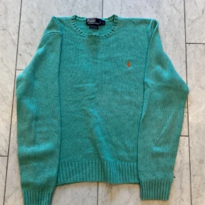 Raplh lauren cashmere knit - hyffsat skick lite sliten men är mycket bra kvalitet och kommer hålla länge. Säljer då jag inte använder den längre.