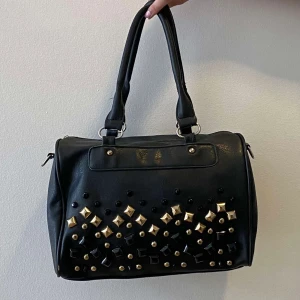 Svart väska - Svart väska med nitar💓💓
