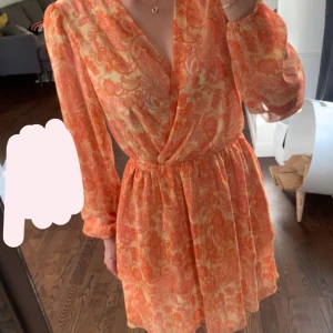 Sommarklänning  - Superfin sommarklänning från newyorker som typ aldrig är använd, köpt i somras 