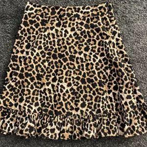 Jätte snygg leopard kjol, använd fåtal gånger 