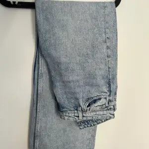 Perfekta jeans från monki i modellen YOKO. Ljusblå modell! En liten fläck (se bild 3). 