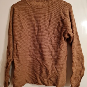 Stickad tröja  - Stickad tröja från märket cubus i storlek xs. Den är I bra skick utan fel eller brister