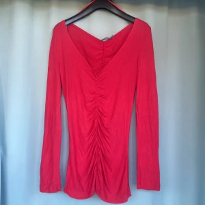 Jumper - Långärmad tunn röd jumper i gott skick med v-ringad hals och rynkad både fram och i ryggen. Använd några gånger 