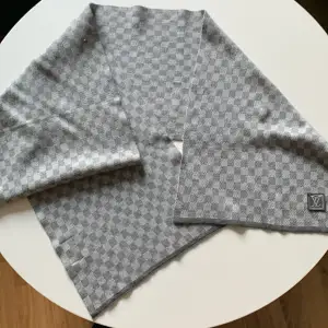 Louis Vuitton halsduk grå i jättebra skick!