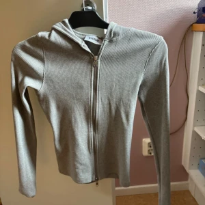 weekday kofta - knappt använd köpte för 450 hsr jag för mig❤️