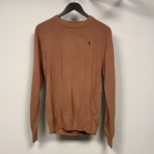 Stickad Ralph Lauren tröja som passar fint över ex en T-shirt eller Skjorta. Storlek: Medium, Nypris: 1600kr. Tveka inte på att kontakta oss i chatten vid frågor✅