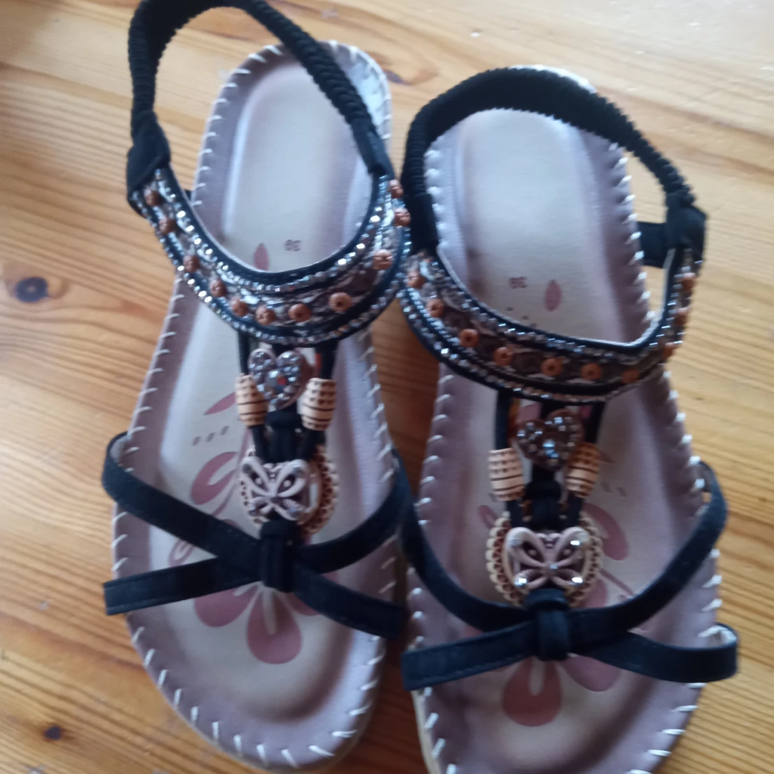 Sandaler med pärlor i olika färger . - 90