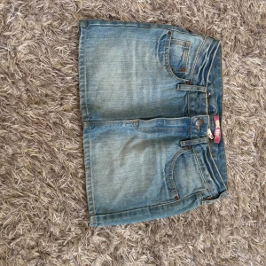 Minikjol - Säljer min jättesnygga mini jeanskjol då det tyvärr har blivit för liten 💗 Stl 146 men kolla på måtten  Midjemått:32 cm Ytterlängd:30 cm