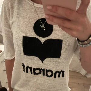Isabel marant t-shirt ❤️ - Intressekoll på denna fina Isabel marant t-shirt. Skriv för fler bilder och ge gärna prisförslag. Nypris 1850kr❤️❤️ Den har två pyttesmå hur på ryggen (se sista bilden) 