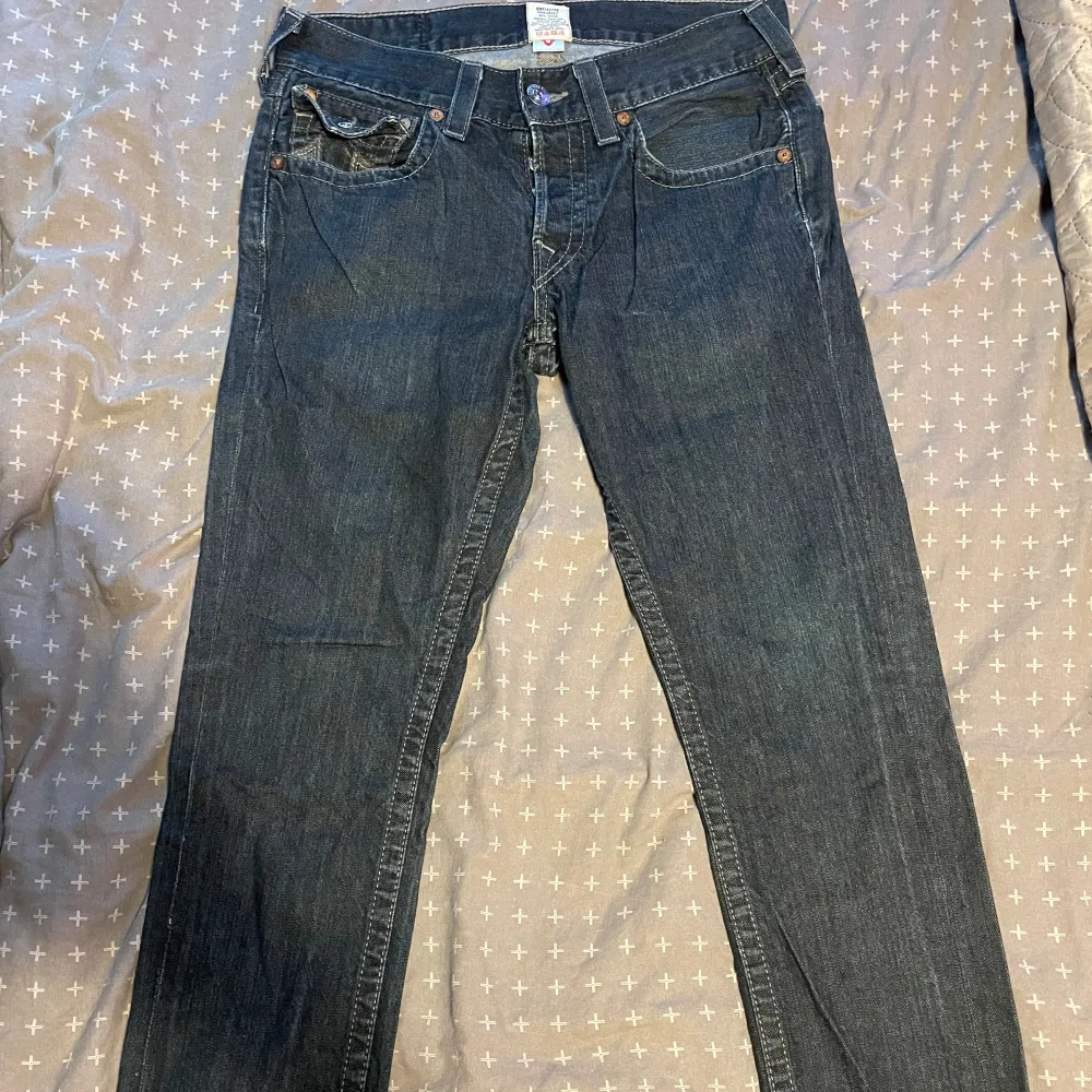 Fina true religion jeans, inga defekter! Frågor om storlek och fler bilder är det bara att meddela mig!!!! Jag är öppen för bud !. Jeans & Byxor.