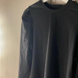 Svart blus från object  - Säljer denna svarta blus från object, säljes pga ingen användning💞  Använd 1 gång Hör av dig vid frågor eller andra funderingar!