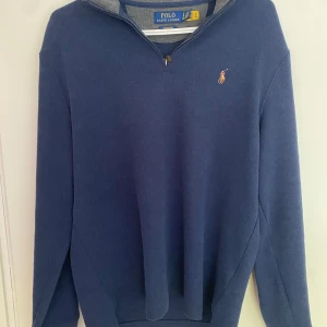 Polo Ralph lauren half zip - Säljer denna half zip för att den aldrig används. Köptes i början av året och är väldigt sparsamt använd så skicket är 9.5/10. Köptes på Hanzens i Umeå, kvitto och påse finns kvar. Tröjan är i S men passar även M. 