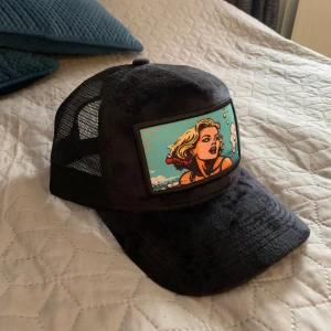 Revenite velvet keps - Hej, jag säljer min helt nya revenite keps då jag köpte flera kepsar när de såldes.  Köpte dem för ungefär 300kr st och säljer de för 329kr st då de inte går och köpa annars. Priset kan sänkas vid snabb affär. Mvh arvij