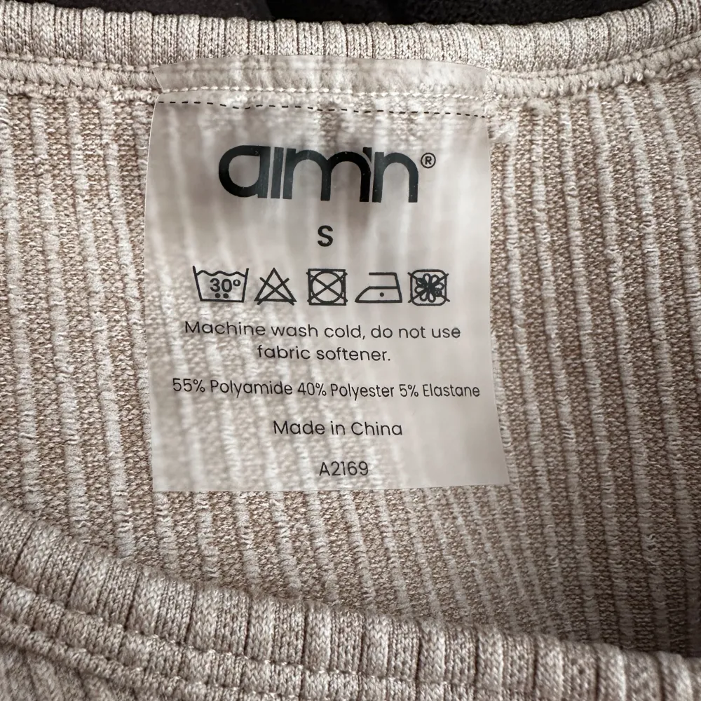 Säljer denna ribbade tröja från Aimn i storlek S, aldrig använd. . Sportswear.