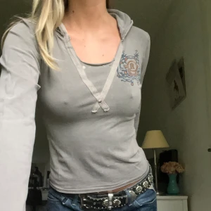 Långärmad topp med luva  - Långärmad topp med luva. Storlek M/L men mer som en small enligt mig. :)