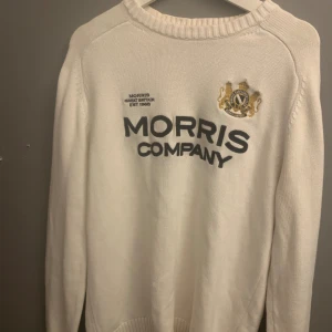 Morris sweater - Hej jag säljer en fin Morris tröja. Den är skön och passar bra sommarkvällar. Den är bra skick, nåt lite märke men inget man ser. Jag säljer denna eftersom den ligger och skräpar i min garderob. Pris 250 Storlek Medium
