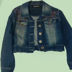 Jeans jacka med brittiska flaggan - Cropped punkyfish jeansjacka med brittiska flaggan. Skitsnygg. Passar Xs/xxs?