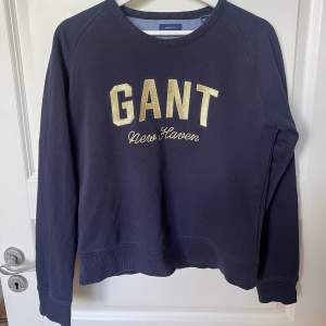 Gant sweatshirt marinblå Storlek 176/M Använt fåtal gånger  Priset går att diskutera:)
