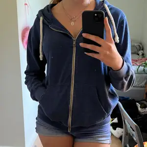 En jättesnygg blå zip-up hoodie i storlek M💕 Jättefin till sommaren!☀️