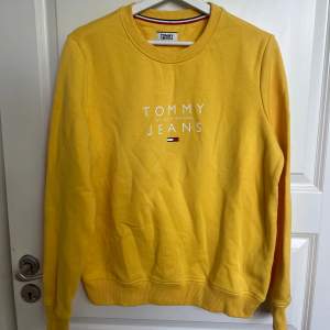 Storlek L men funkar till M också Tommy Hillfiger sweatshirt gul Använd 1 gång Pris kan diskuteras:)