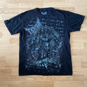 Tapout T-shirt  - !skicka bud för snabb affär! Fet Tapout T-shirt, storlek L. Bra skick förutom litet hål vid kragen. Skriv om ni undrar någonting eller om ni vill ha fler bilder📲